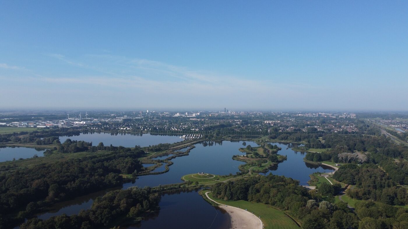 Luchtfoto van de waterpartijen bij Leeuwarden
