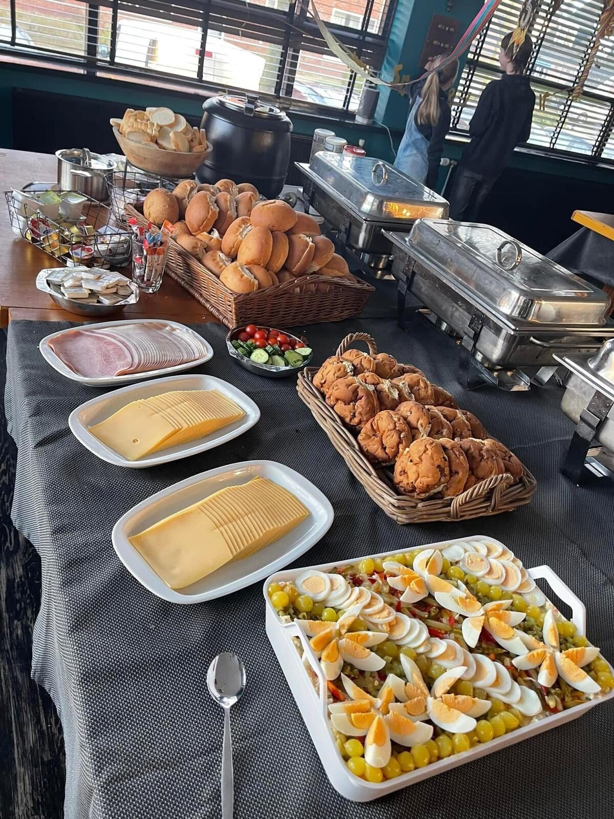 Lunchbuffet van BITE met broodjes, kaas, vleeswaren en een schaal met ei