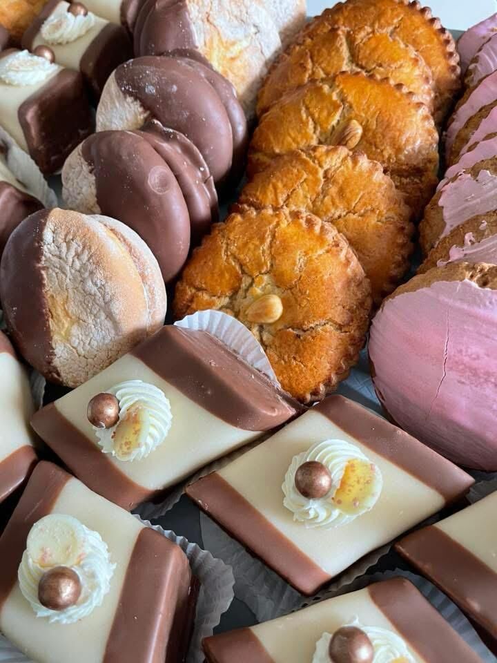 High tea met gebak en koekjes