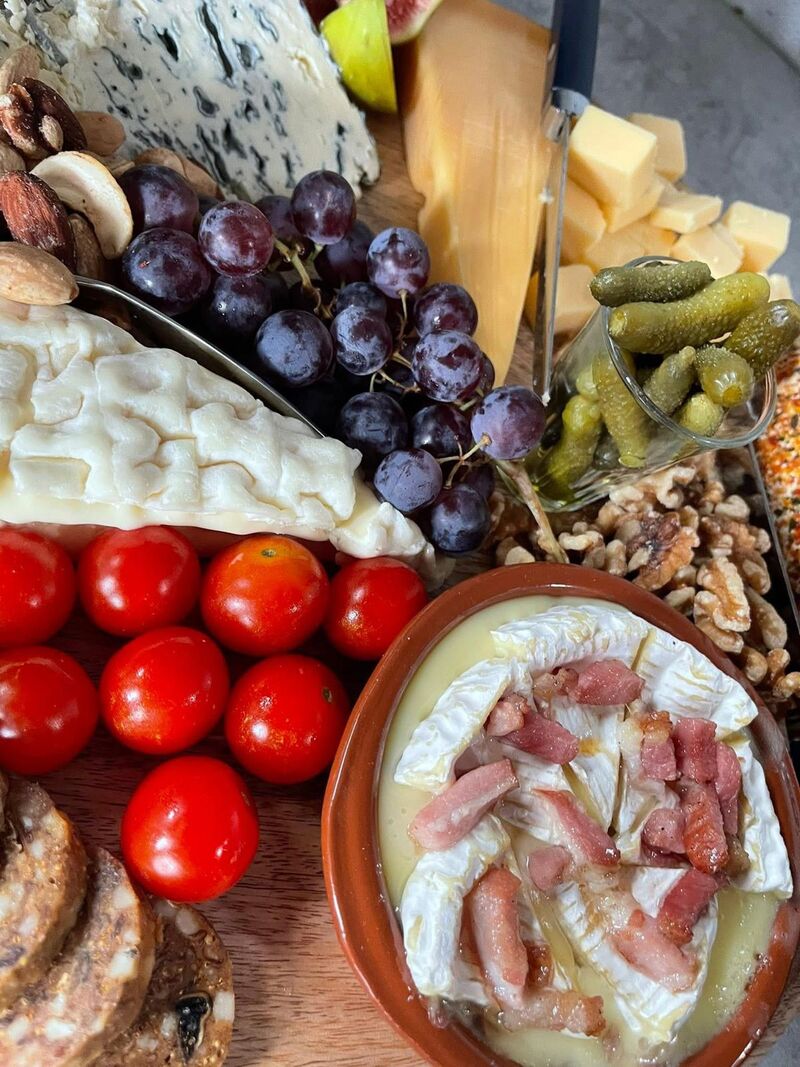 Borrelplank met kaas, tomaten en brie