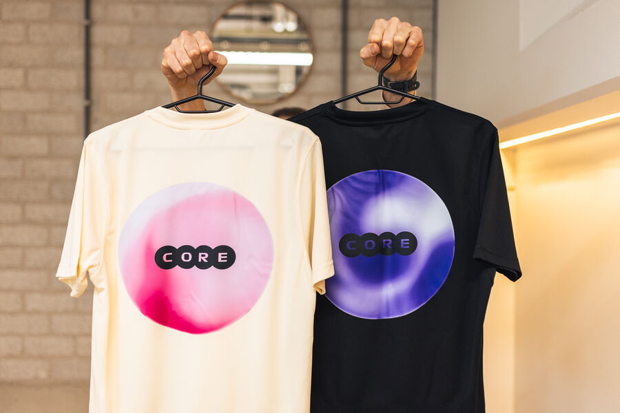 CORE-shirts aan een kapstok
