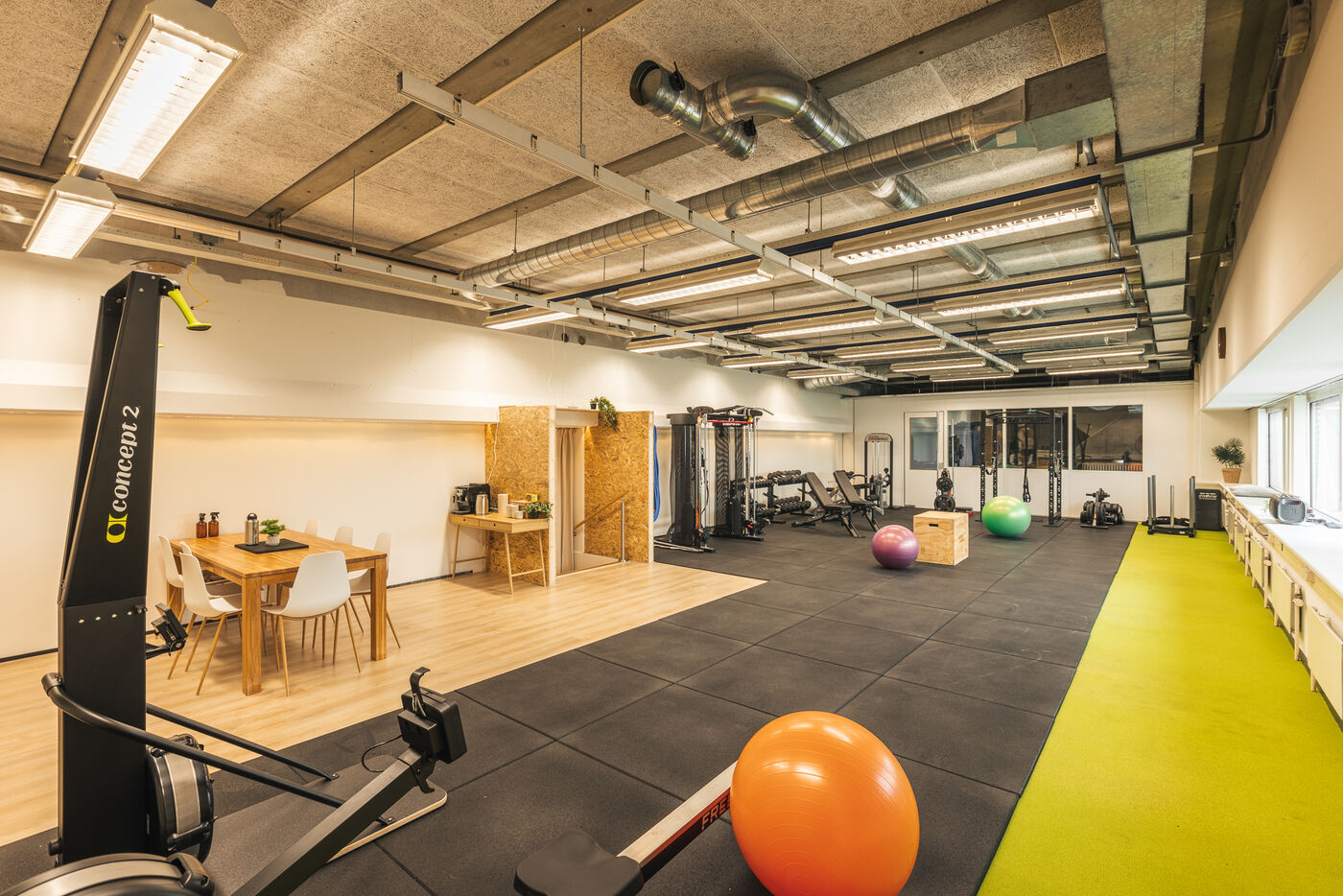 De CORE-studio met rack, banken en fitnessballen