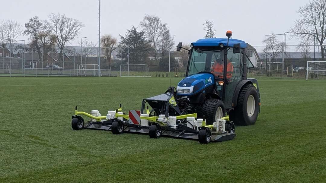 Eco Clipper FM343 achter een trekker op een sportveld
