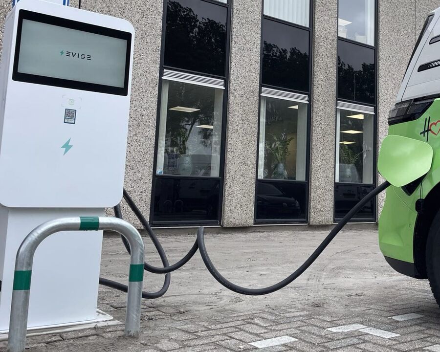 Evise-laadpaal bij een bedrijfsgebouw