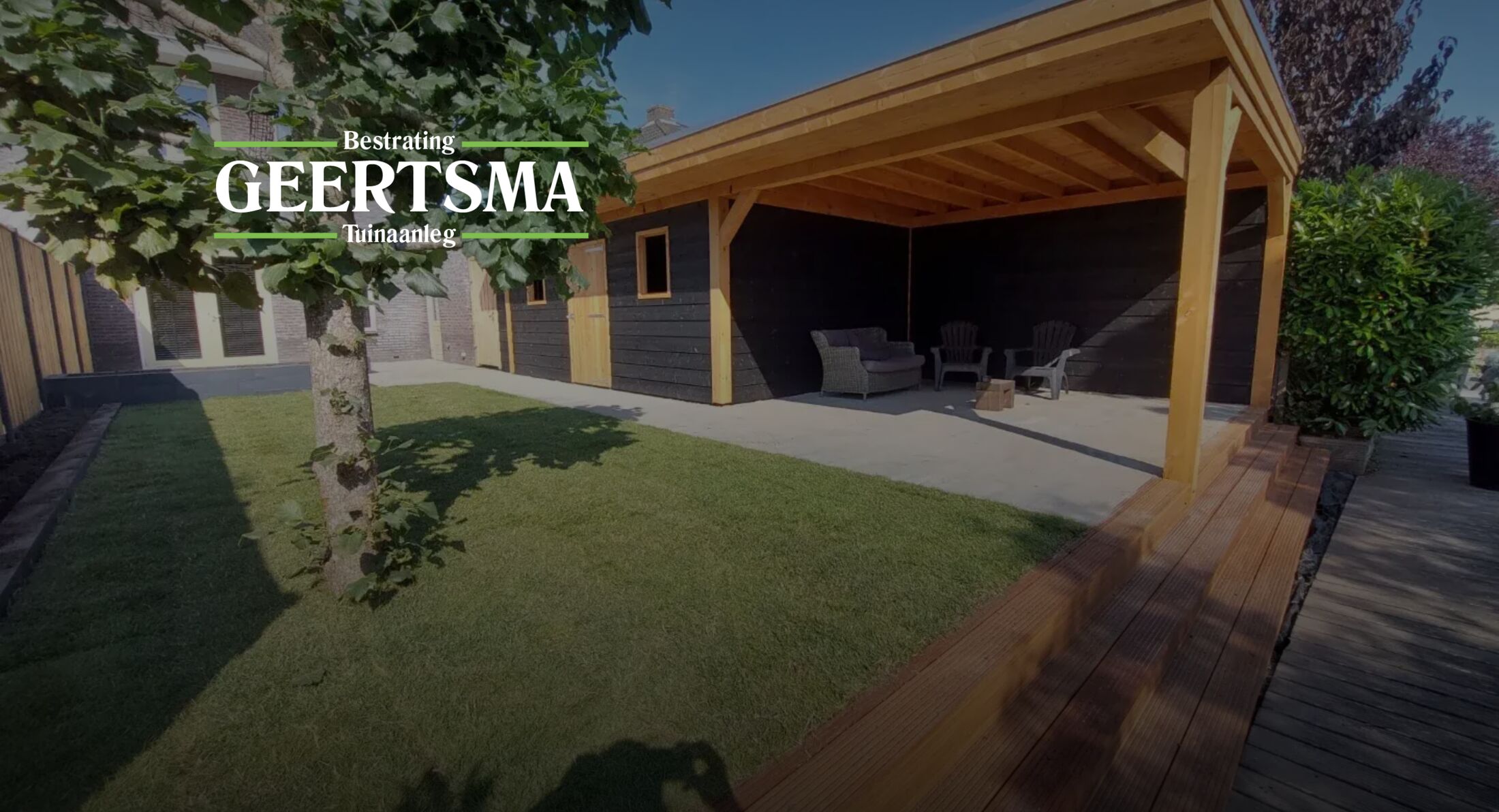 De nieuwe website van Geertsma Bestrating met het logo groot in beeld, boven een tuin met houten overkapping