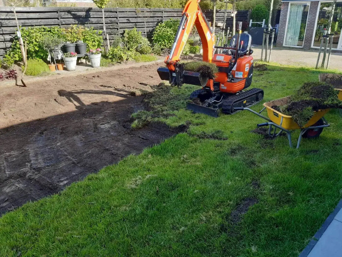 Minigraver in een tuin