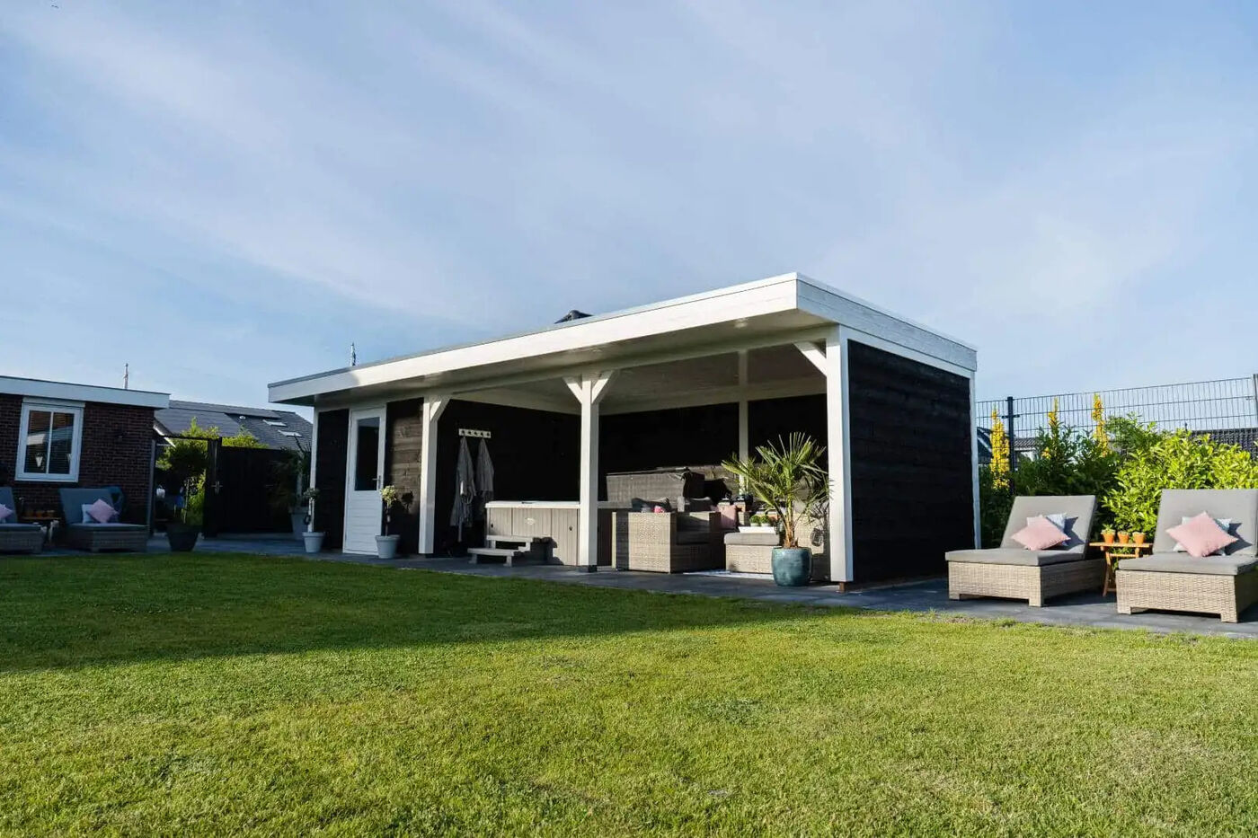 Overkapping met terras en gazon