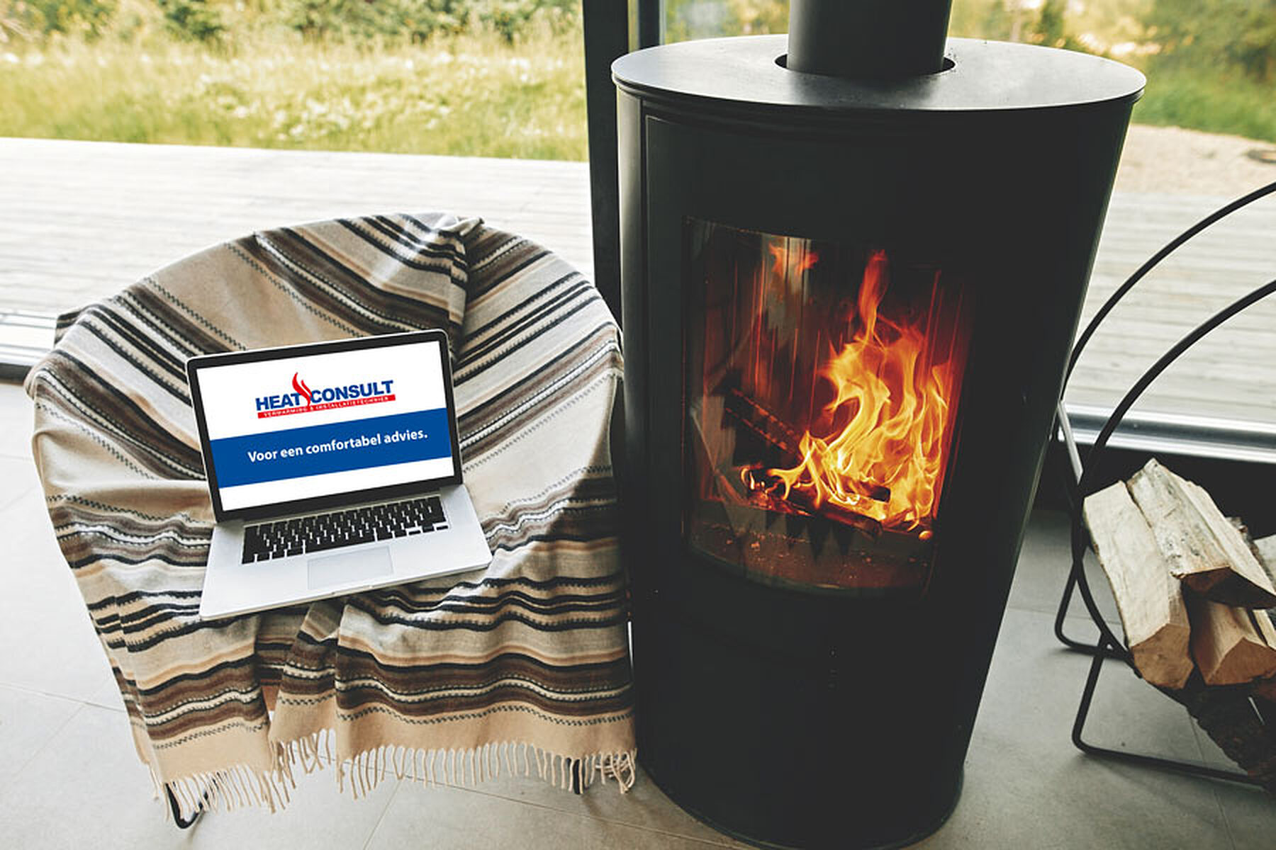 Houtkachel met een laptop met de website van Heat Consult