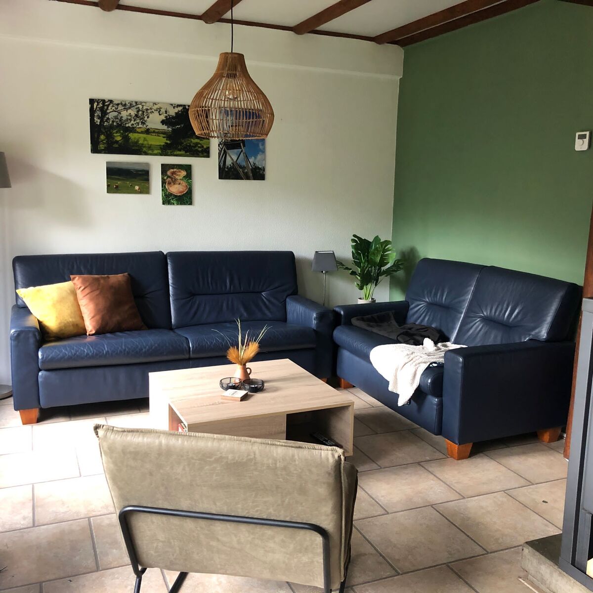 De woonkamer met blauwe banken