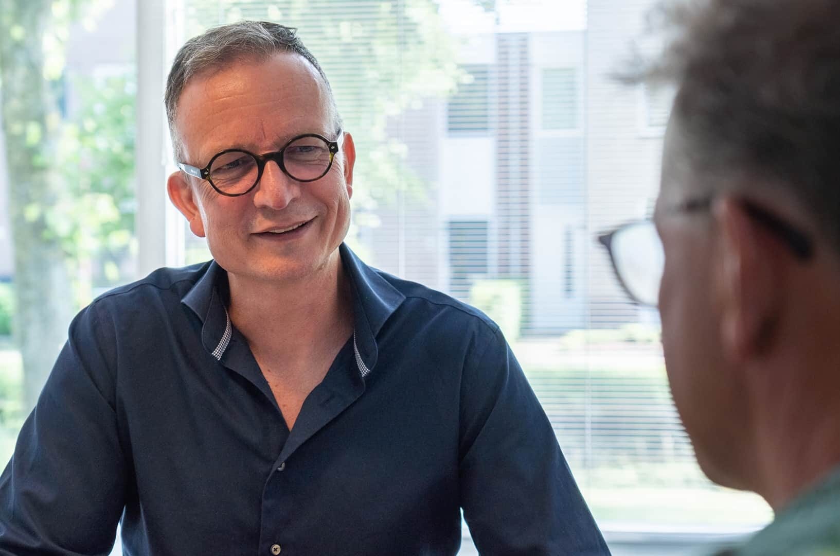 Jouke Wijnja in gesprek met een klant