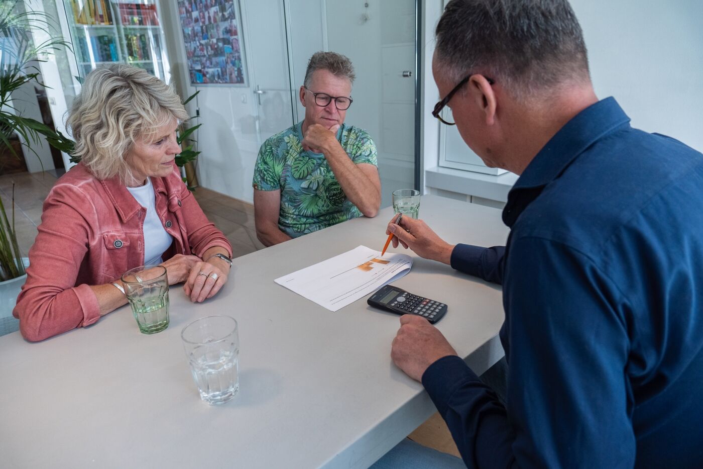 Adviesgesprek aan tafel