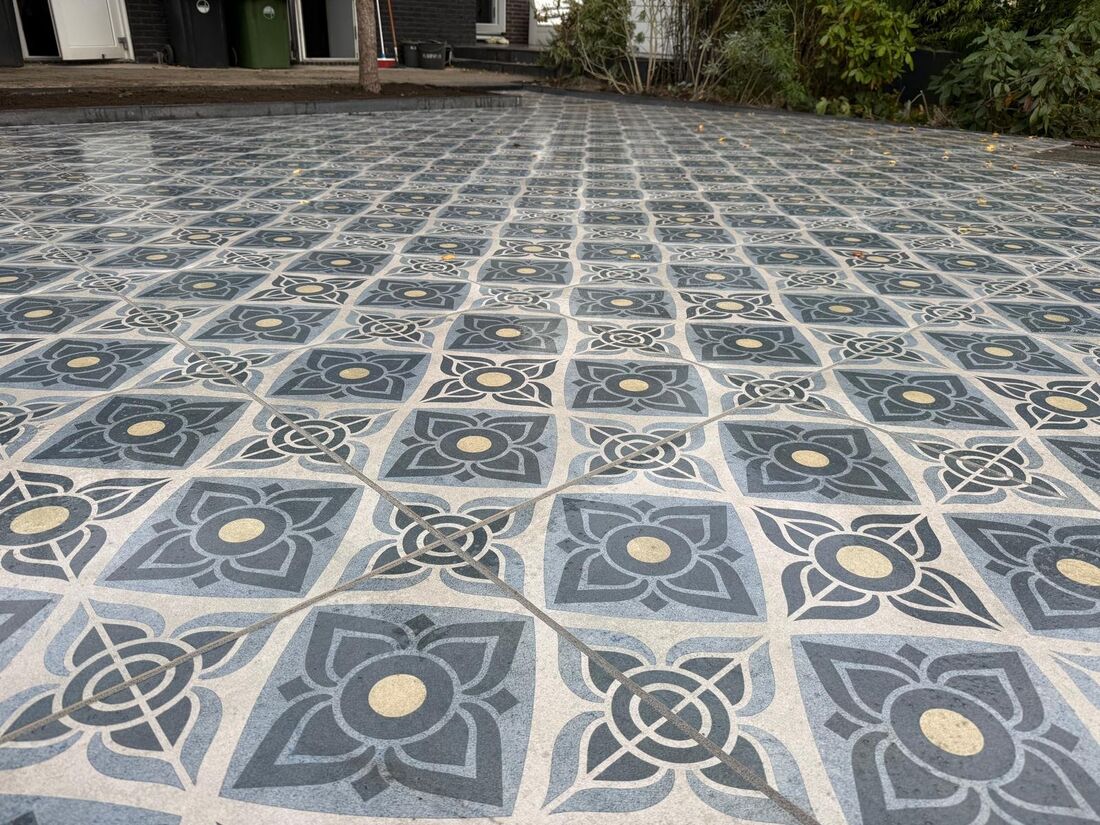 Terras met een patroon van tegels