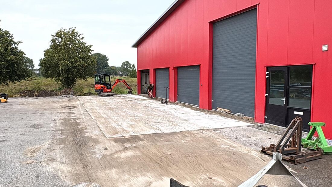 Terreinverharding met betonplaten in Dokkum