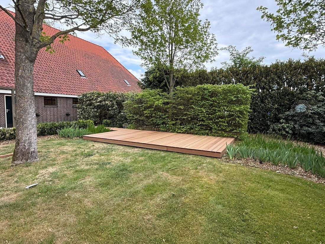 Hardhouten vlonder in Heerenveen
