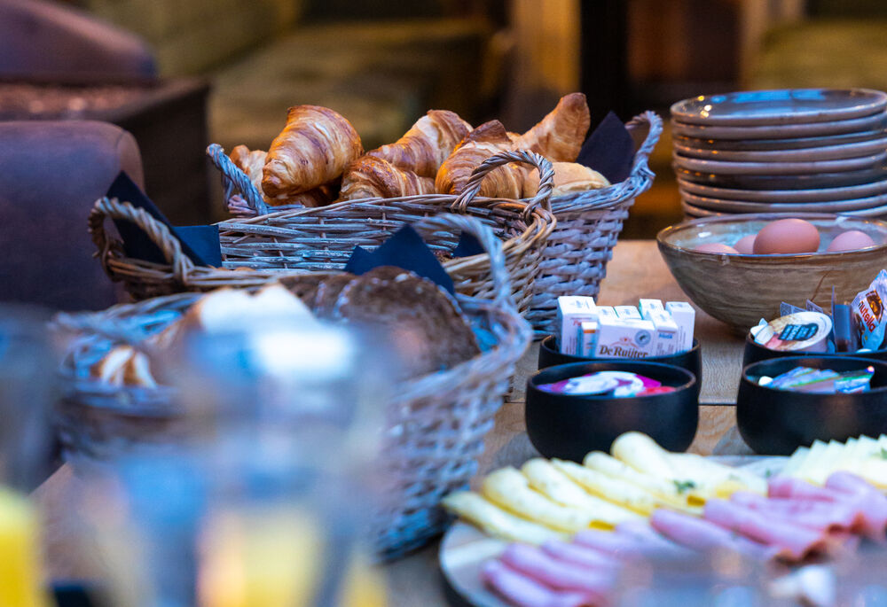 Croissants en broodjes op het ontbijt