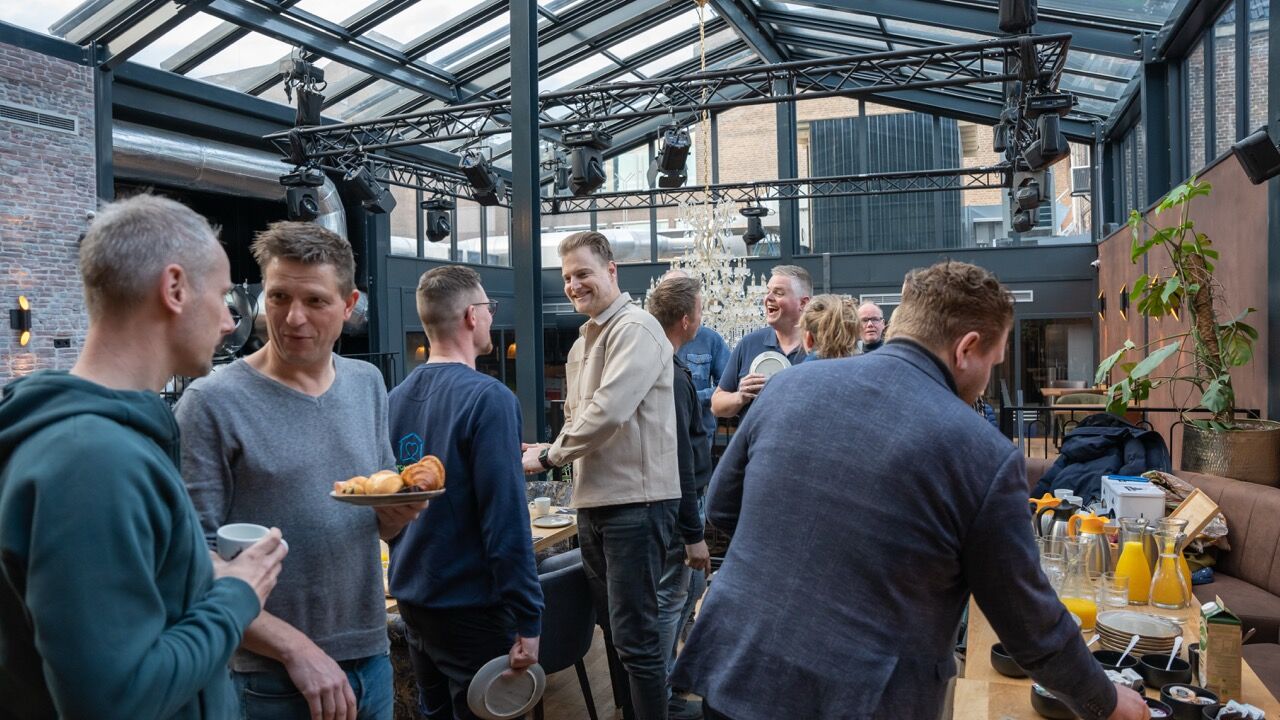Leden onder het glazen dak van de Brouwerij