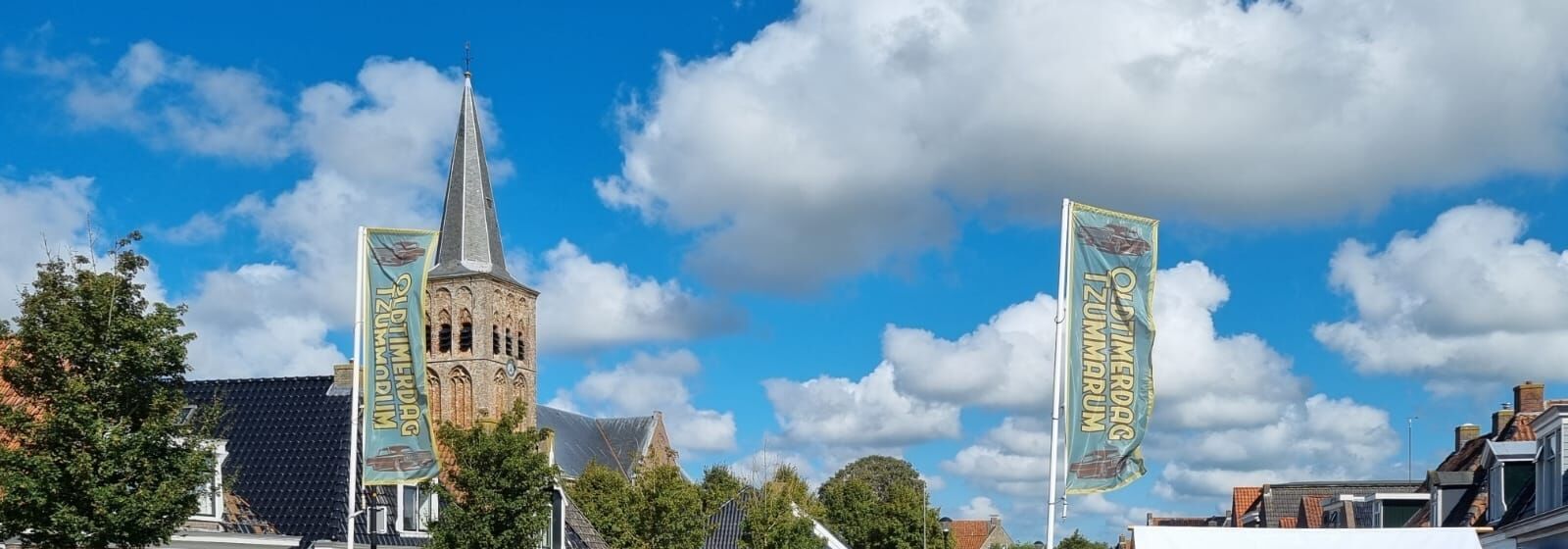 Het plein met vlaggen en de kerktoren