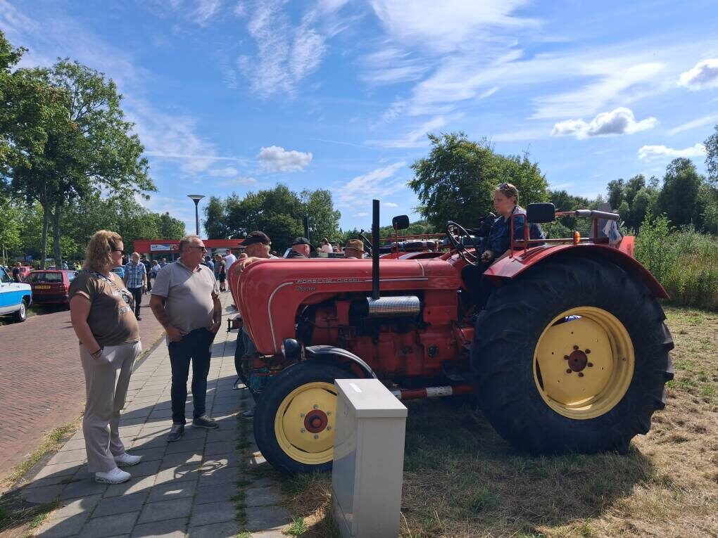 Rode trekker met gele velgen