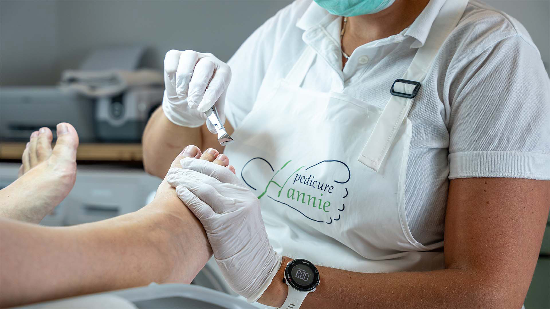 Hannie van Pedicure Hannie behandelt een voet in haar praktijk in Dronrijp