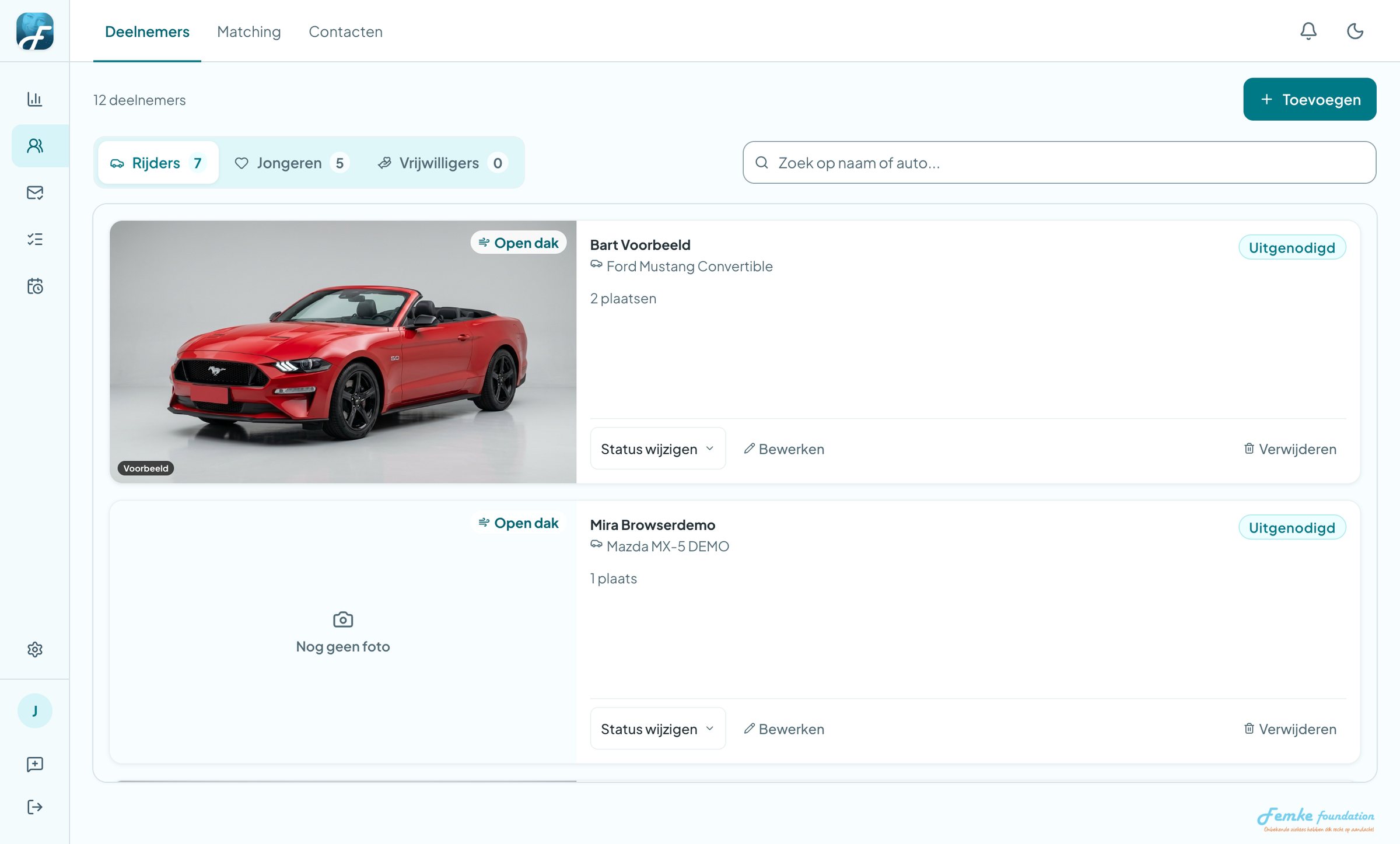 De lijst met rijders, met een foto van de auto, het aantal plaatsen en de status