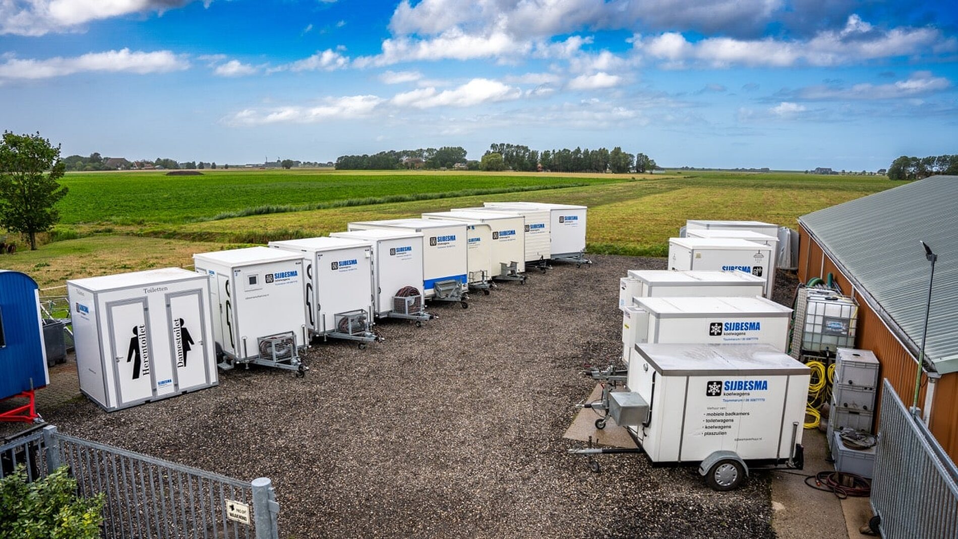 De vloot toiletwagens en koelwagens van Sijbesma Verhuur op een rij