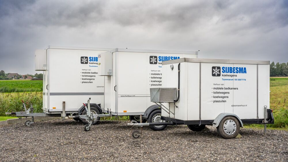 Drie koelwagens naast elkaar