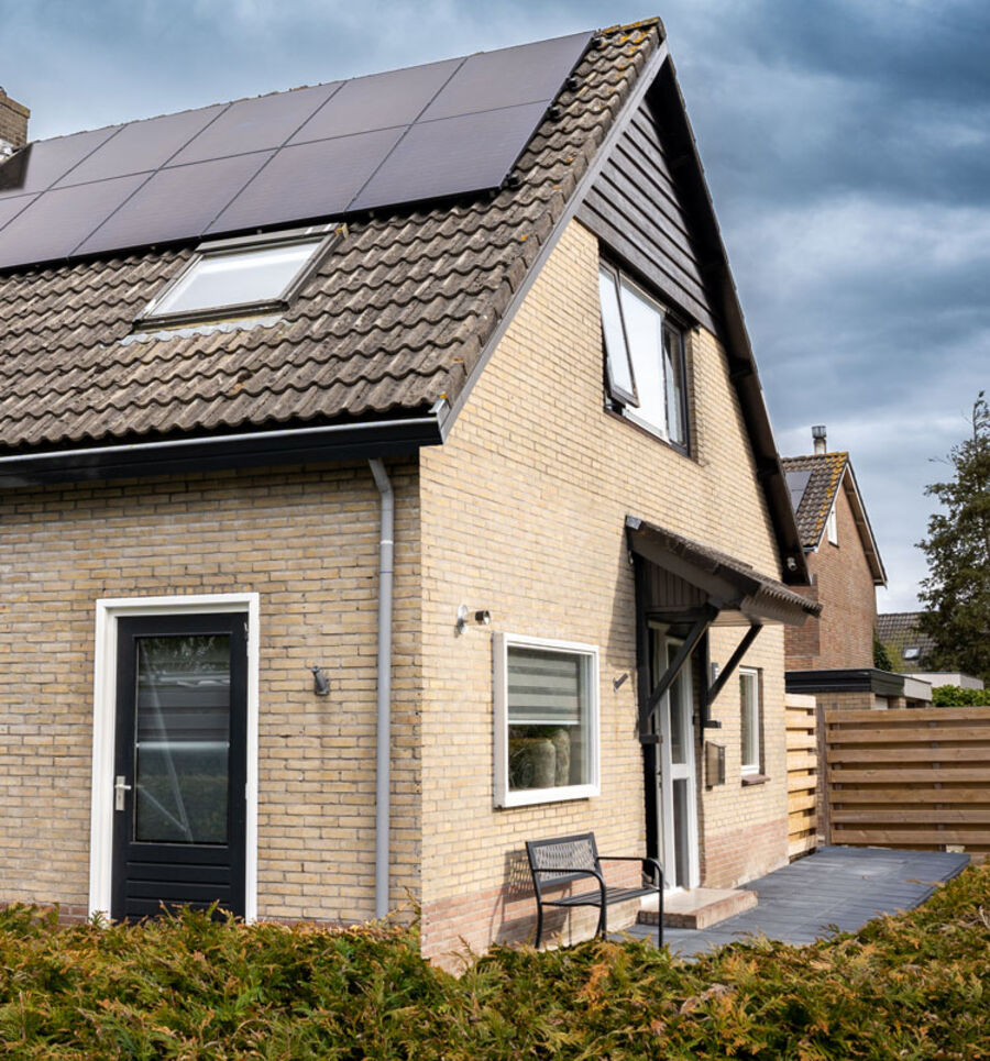 Een huis met zonnepanelen op het dak