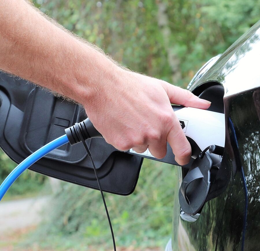 Een laadkabel wordt in een auto gestoken