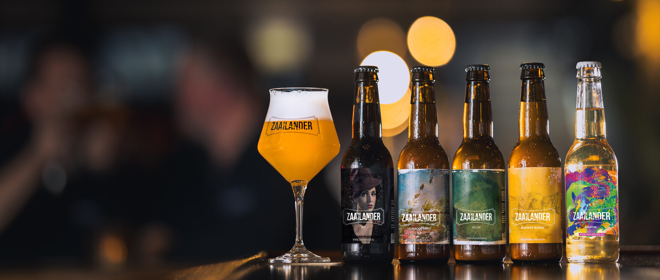 Het bierassortiment van Zaailander met een glas in de bar